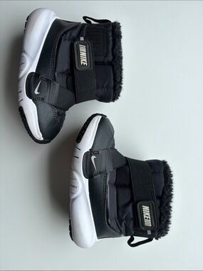 Nike Kids Black and White Fleece-Lined Strap Snow Boots, toddler size 8C